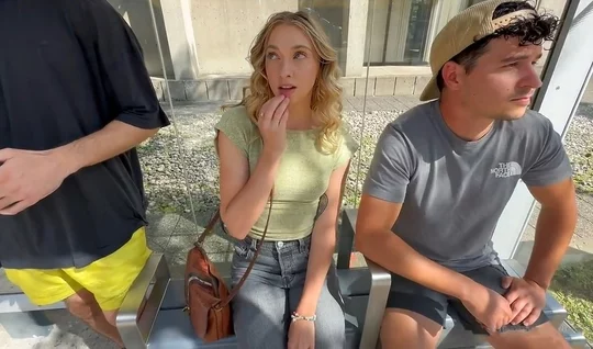 Ujizz Pick-up artists persuaded a young woman to have MFM sex in bed.