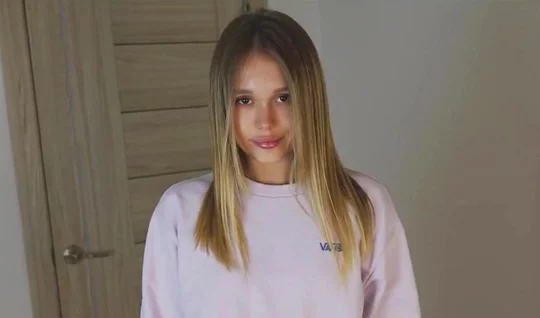 Ujizz A young girl in knee-high socks bounced vigorously on a strong cock